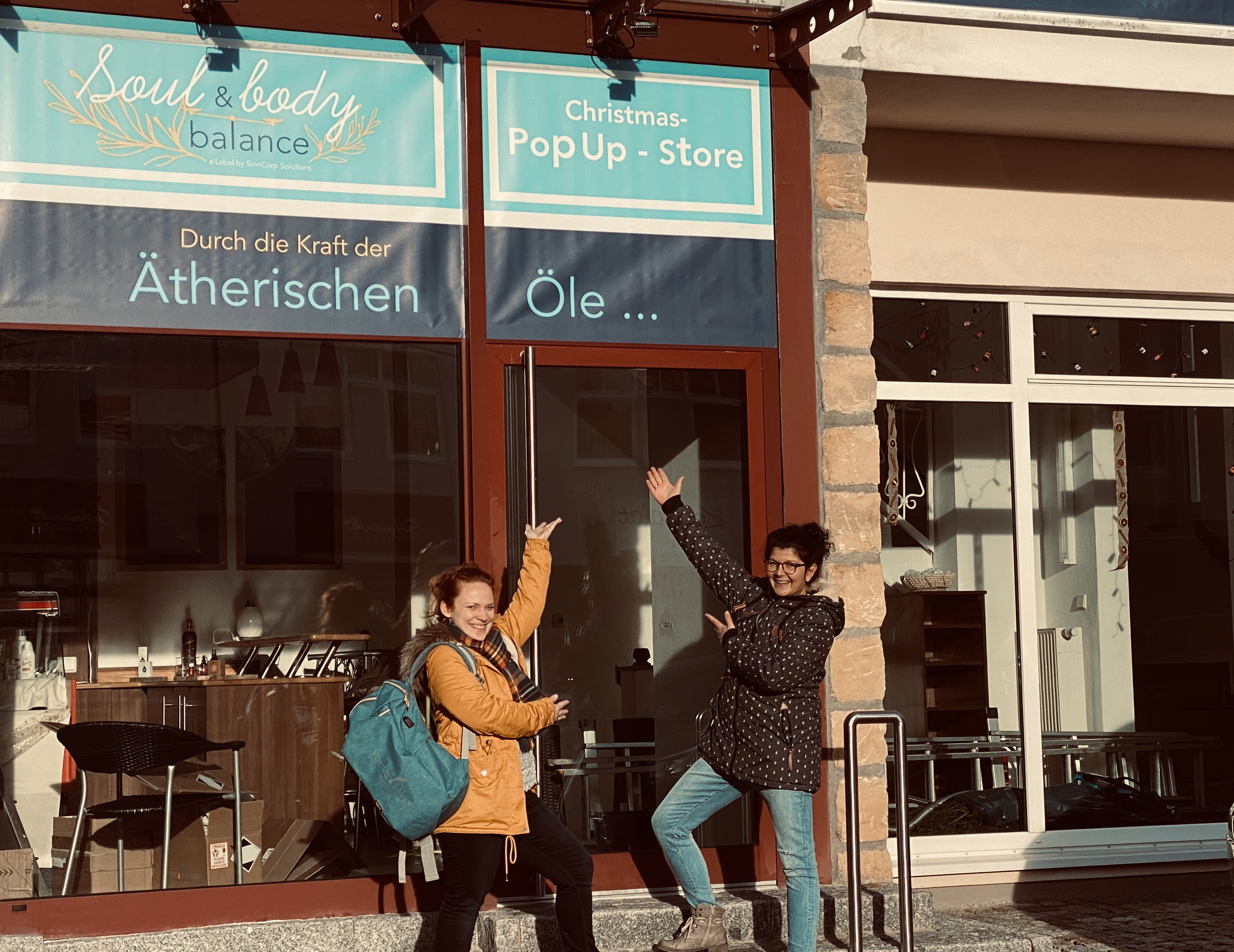 Tina und Jana vor dem Popup-Store